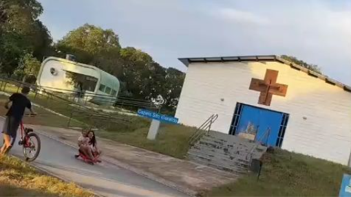 meninas capotando na grama