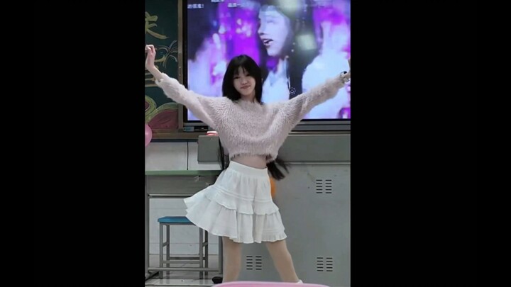 SMA Putri di Tiongkok: Siswi SMA “Masa Muda Tak Terkalahkan, Kaki Indah Tak Terkalahkan, Rok Pendek 