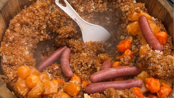 贵州糯米饭～加咸鸭蛋黄加香肠好绝啊！