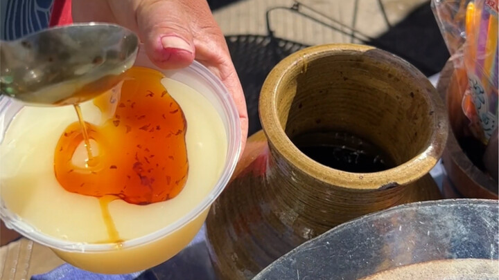 Yunnan’s winter dessert! Warm rose rice jelly—sold from a decades-old street stall for thirty years.