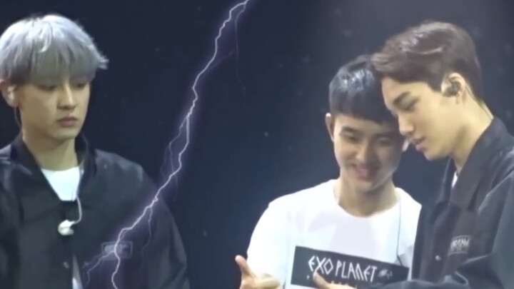 【ชานไค/ตุ๊】จินไคกับคยองซูกำลังเล่นกันอย่างสนุกสนาน แต่กลับถูกพัคชานยอลเห็นเข้า พี่มยอน: ประตูตู้นี่ป