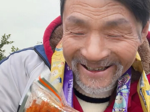 Ông nội mua rất nhiều bim bim, sẽ ghi tên của các cháu yêu quý lên từng gói bim bim luôn đấy, ông sẽ