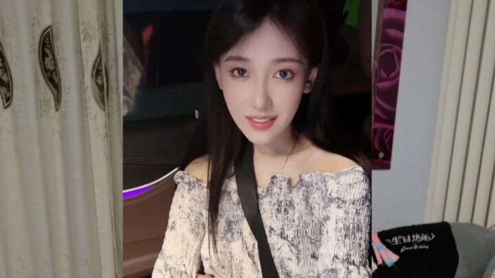 أول مرة أشتغل كسائق توصيل، وخضت تحت سحر مديرة جميلة وتحولت إلى مرافقها المطيع!