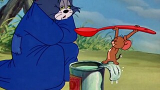 الفأر يتغذى على العصير