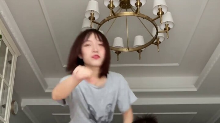 Mom dances to Blackpink, baby is shocked and drinks milk strategically throughout the performance