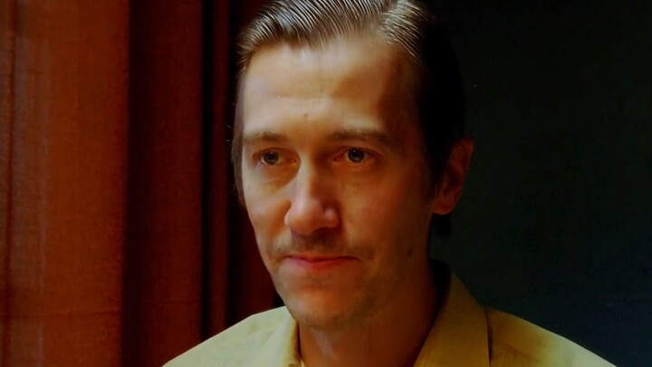 A supermarket worker falls in love with a homeless drunkard—two lonely souls rescuing each other.