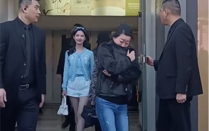 Trần Đô Linh, đôi chân dài một mét tám này, trực diện đón trọn cú bạo kích