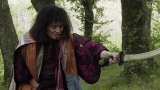 Penjahat itu meninggal karena mencengkeram selangkangan