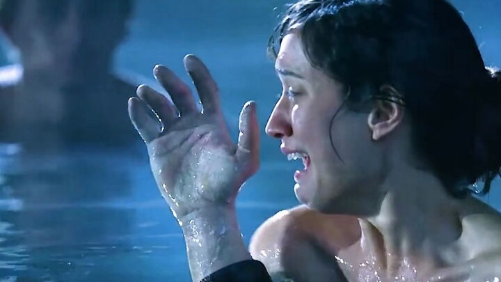 两男一女在河中欢快嬉戏，中途却突然出现一只大手