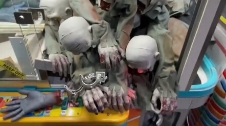 Máy gắp búp bê kỳ quặc ở Nhật Bản