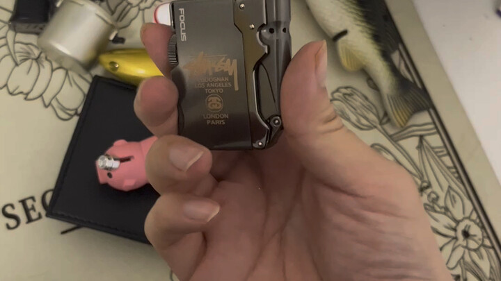 วันที่แปดที่สนามบิน นี่มันพูดเรื่องไฟแช็กอะไรแปลกๆ กันนะ