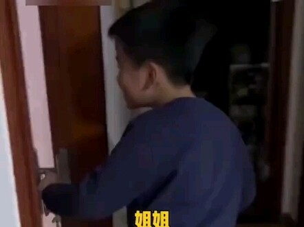 Anh trai cưng chị hết nấc! Em trai dốc hết tiền trong lợn đất để chuẩn bị quà sinh nhật 18 tuổi cho 