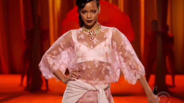 Ngakak banget, Rihanna muter-muter sampai Justin Bieber pada ngakak ngak bisa berhenti hahahahaha!