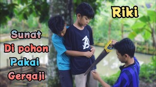 riki SUNAT di POHON pakai GERGAJI❗sunat lucu | muhyi official