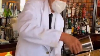 很特别的“爱尔兰咖啡”：先用热咖啡、爱尔兰威士忌加糖混合搅拌，再加上一层奶油