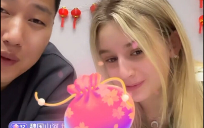 Anan and Xiaodasha’s first livestream back in China; Dasha even sang a song.