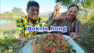Vợ chồng Tư làm món Bok-lo-hong của người dân tộc ngon tuyệt