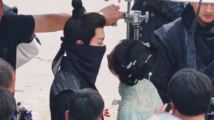 Zhang Wanyi and Ren Min stroll down a long street, looking quite like a cute on-screen couple!