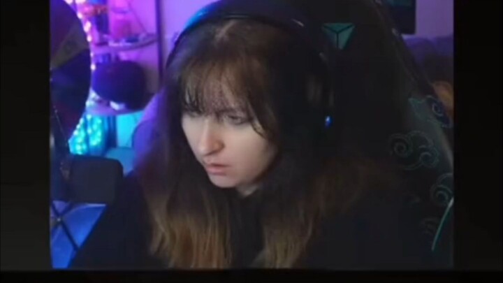 Seorang streamer wanita di luar negeri begitu asyik bermain hingga lupa bahwa dia sedang memainkan g