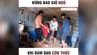 Đừng ngủ khi đám bạn còn thức