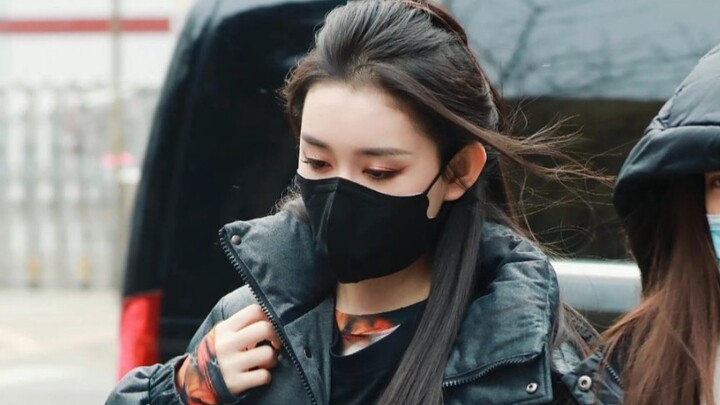 “终于看到她走一次红毯了，妹妹要多出来活动啊！”