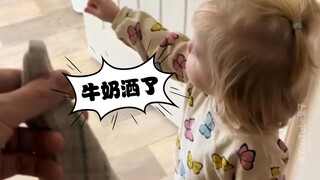 เด็กน้อยน่ารักทำนมหก แล้วรีบโทรเรียกพ่อมาทำความสะอาดทันที น่ารักมาก ๆ เลย!
