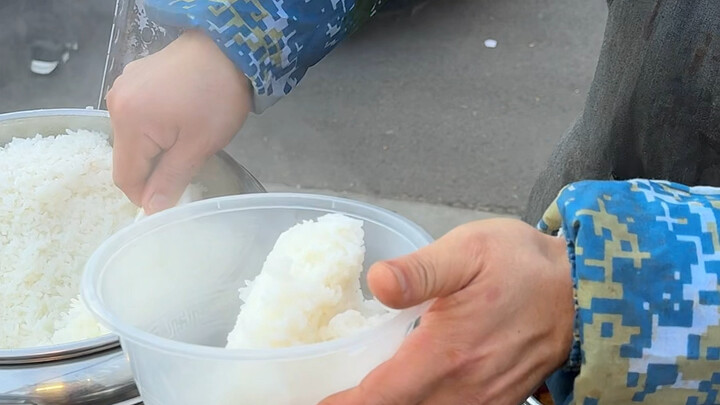 Nasi dengan daging babi bumbu kecap di jalan-jalan Tiongkok Timur Laut, hanya 12 yuan per porsi