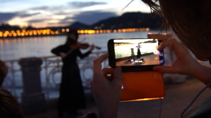 我在西班牙海边小提琴即兴《Lovely》，围观人太多把摄影师挤出去了