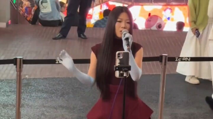 Cô gái cosplay Đơn Y Thuần hát Lý Bạch giữa phố, giống y chang luôn!