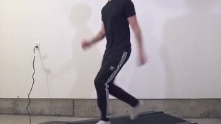 小哥模仿走路的各种姿态...没有个几十年的生活观察经验，还真学不来