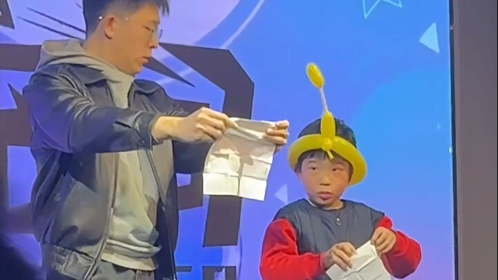 Một lần chủ động đổi lấy cả đời hướng nội: Cậu bé lên sân khấu biểu diễn ảo thuật