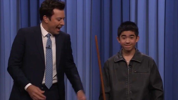 Thần Thông Giáng Thế | Diễn viên nhí Aang – Phì Luân trình diễn võ gậy trực tiếp trên sân khấu