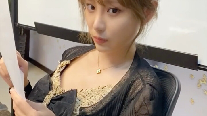 Young Mom: She Takes Off Her Shoes During the Meeting—Time to Prank Her! Hehe