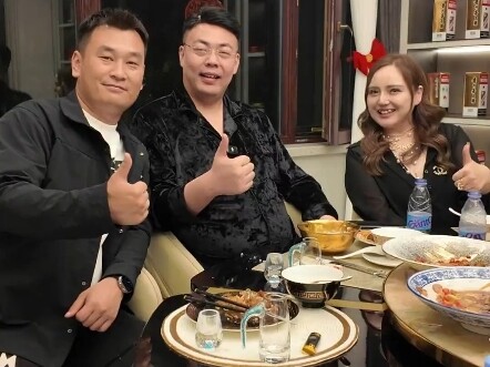 Thử thách đổi một bình xăng lấy bữa ăn, anh chàng lái Rolls-Royce và ở biệt thự triệu đô hóa ra lại 
