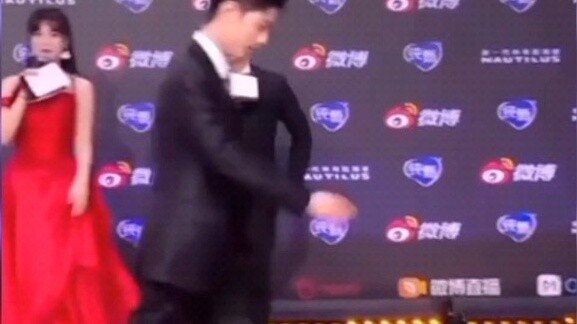 Xiao Zhan usually walks like an ostrich, with brisk steps. When the female star's skirt blocks his w