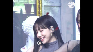 Kim Min-jung WINTER's dancing head is so detachable that it looks like it can be taken off and held 