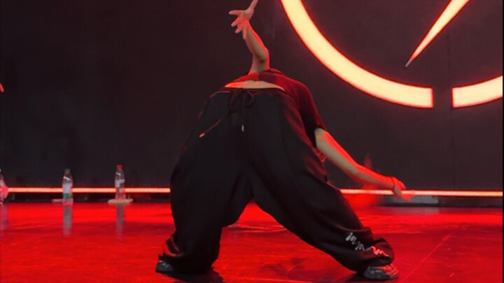 Tippy Toes' Pu Pu choreography of the disappearing head