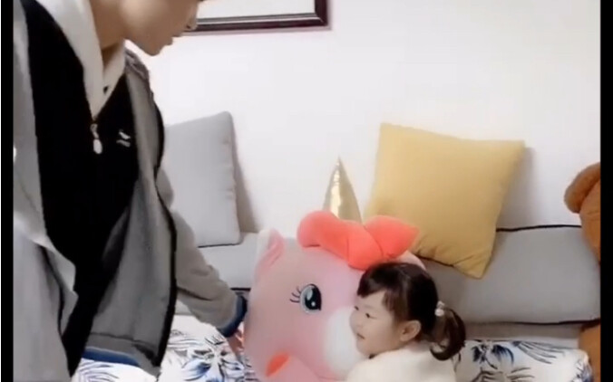 พี่ชายยังอิจฉาของเล่นของน้องสาวเลย ฮ่าๆๆ