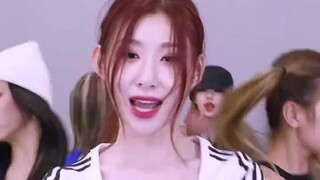 itzy's new song LOCO all members sportswear practice room version, the most pleasing outfit I have s
