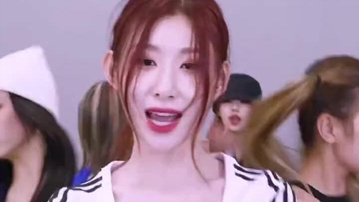 itzy's new song LOCO all members sportswear practice room version, the most pleasing outfit I have s