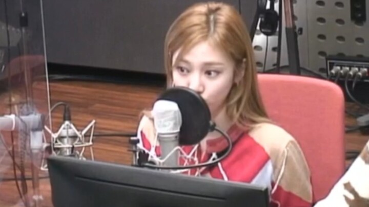 Ning Izzue menyanyikan secara akapela lagu “Sekali Lagi Bertemu Dunia” di radio