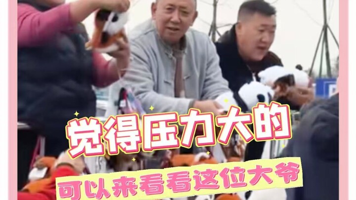 “Kakek terjepit di antara dua juara penjualan, kepala pasti pusing nih” cr: Hui Xiaohui ~ #AdeganSer