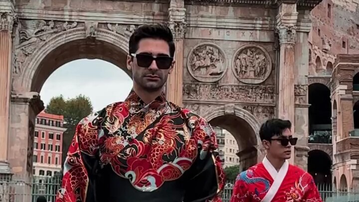 Đưa mỹ học Trung Hoa vươn ra toàn thế giới – Bộ đồ cá bay kiểu La Mã gây sốt khắp phố!