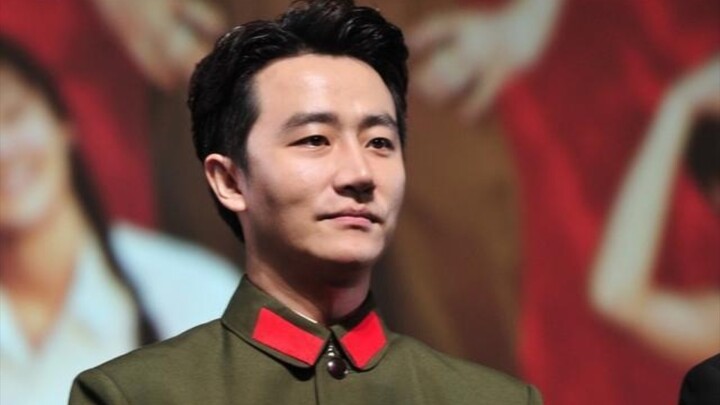 Kostum militer Huang Xuan benar-benar membuatnya tampak sangat muda