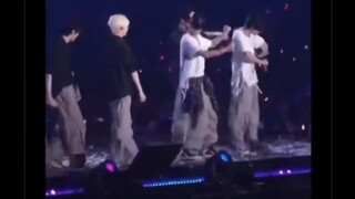 Lee Hee-sung leads the members in dancing "She's Beautiful" again