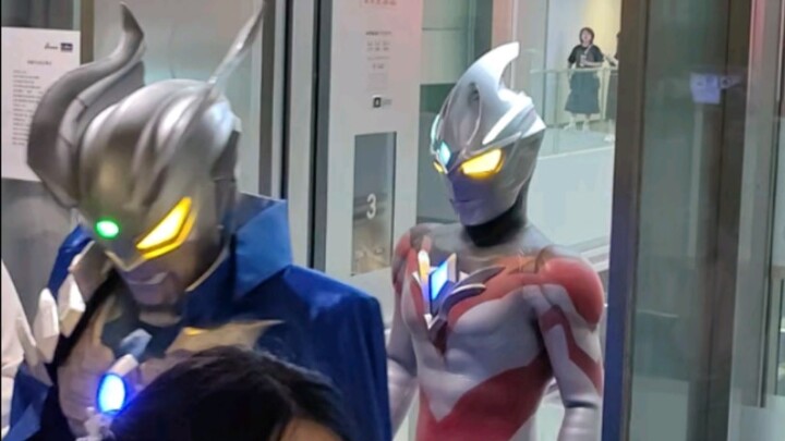 Ake & Ultraman Zero visit Sina Building on 8.20