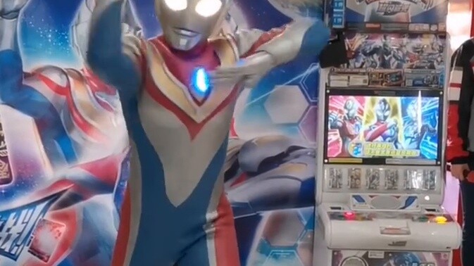 1.1 The opening scene of the Ultraman Dyna fan meeting in Shanghai includes flashbacks and the resto