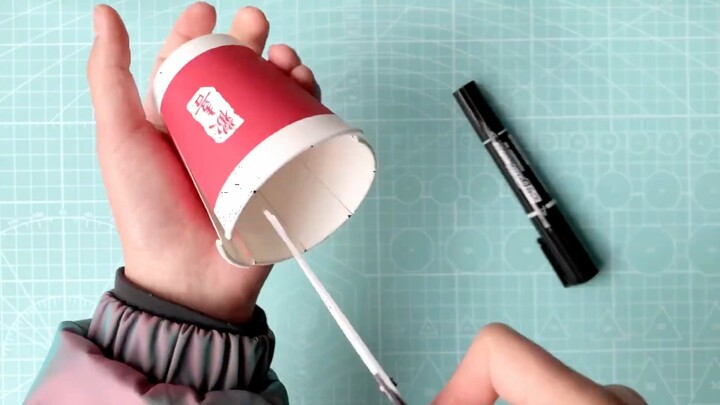 مشروع تقني صغير ممتع يمكن صنعه بكوب ورقي واحد: طائرة دوّارة من كوب ورقي! تعالَ معنا لتسلي الأطفال بط