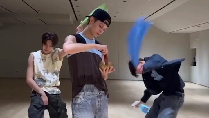 จ้าวอวี่ฟ่านพาสองสาวไปเที่ยวคนเดียวจะเป็นยังไงนะ