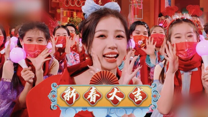 Her lips are practically smiling off her face! This is how you do brand collaborations in Chinese en